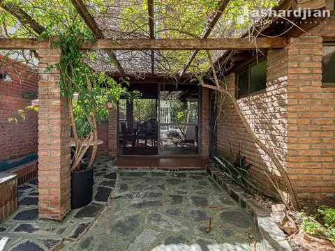 Barrio Norte Departamento de dos dormitorios con patio jardín y amplio quincho con parrilla y lavatorio.