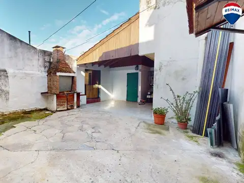 Casa 8 ambientes con 2 baños