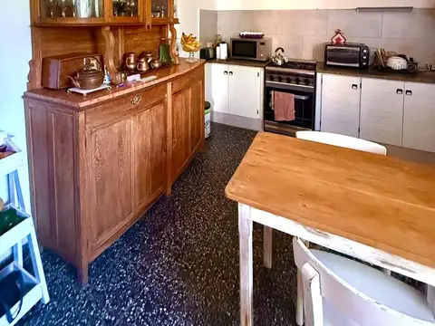 Casa con amplio patio. Centrica.