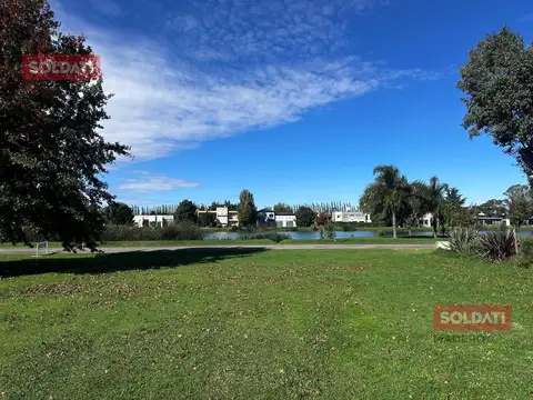 Lote frente a Laguna en La candida con amenities