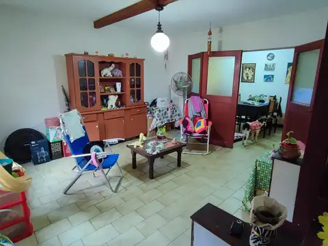 Casa 4 ambientes con 2 baños