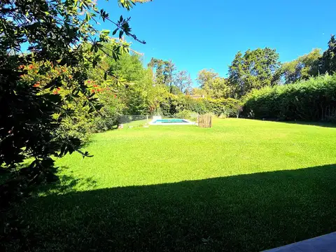 Casa en Alquiler con 1 cochera
