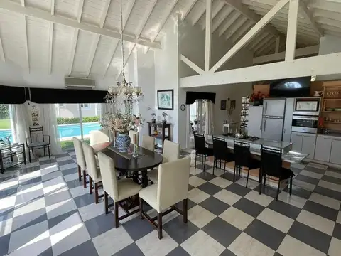 Casa en Alquiler con 1 cochera