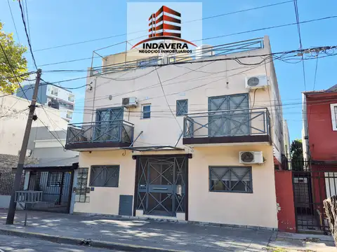 Hermoso 2 Ambientes Tipo PH con Terraza Propia con Parrilla y Balcón Al Frente – Caseros Centro