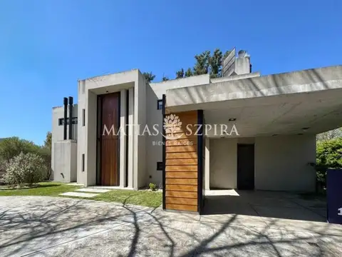 Casa 4 ambientes. | Av Gaona, Colectora Sur Acceso Oeste