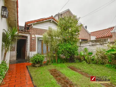 Casa 5 ambientes con patio, parrilla, quincho y garage en venta en Banfield