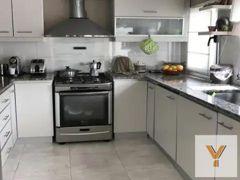 Casa 9 ambientes con 5 baños