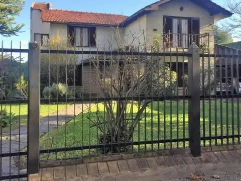 Casa en venta - 8 Dormitorios 5 Baños - Cochera - 1.160Mts2 - Villa Ballester