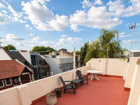 EXCELENTE P.H. AL FRENTE CON TERRAZA RECICLADO A NUEVO