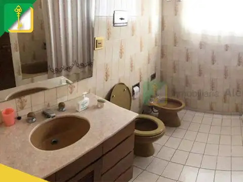 Casa en Venta con 3 cocheras