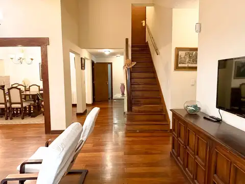 Casa 6 ambientes con 5 baños