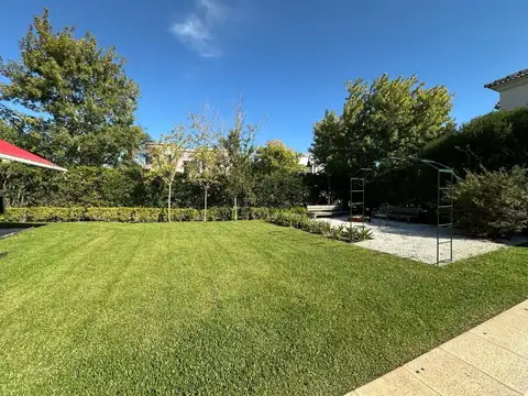 Casa en Venta con 3 cocheras