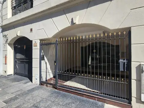 DEPARTAMENTO EN VENTA FLORESTA  PATIO Y PARRILLA