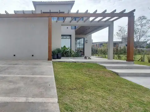 Casa 7 ambientes con 4 baños