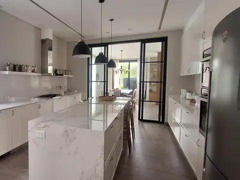 Casa 7 ambientes con 4 baños
