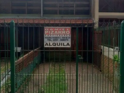 426 - SAN BERNARDO: DUPLEX CON 2 DORMITORIOS EN ZONA RESIDENCIAL + COCHERA + AL FRENTE + WIFI