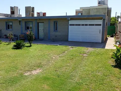 REMAX VENDE CASA B° ALTOS DE LA COLONIA
