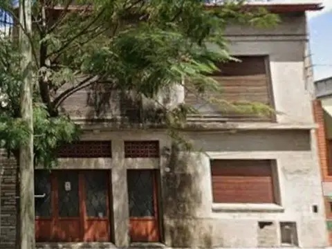 Casa en VENTA VILLA RIACHUELO / LUGANO En 2 Plantas 5 ambientes A REFACCIONAR A 2 Cuadras de Av...