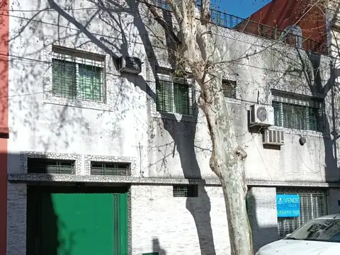 Casa en venta c/ cochera en Flores
