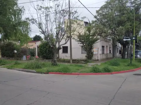 CASA A RECICLAR- AMEGHINO Y LAS HERAS, ESQUINA