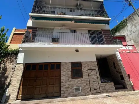 AL FRENTE CON BALCON - COCHERA Y PATIO - APTO CREDITO