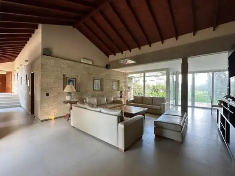 Casa 7 ambientes con 5 baños