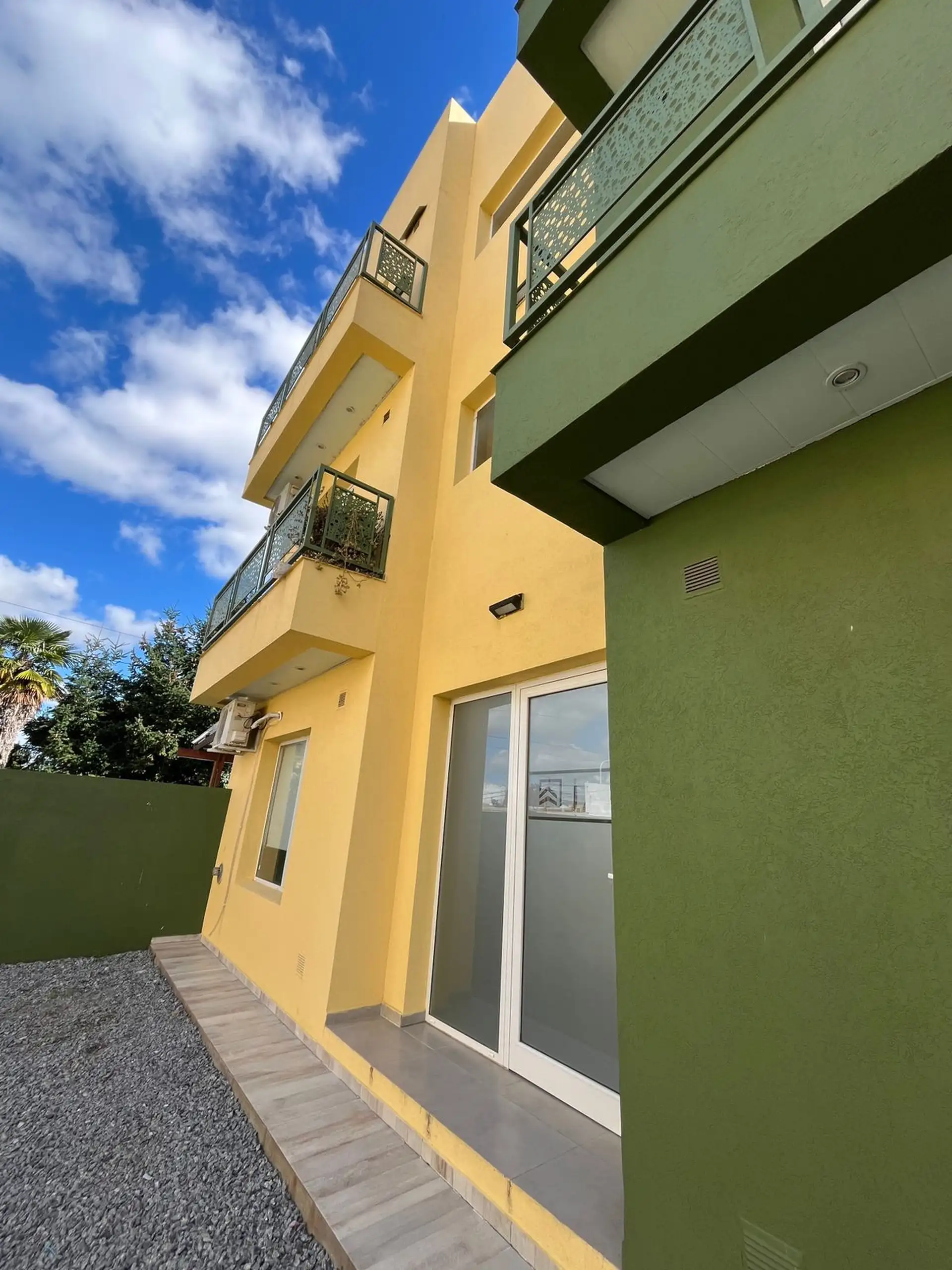 Depto 2 amb de 50 m², 2º piso por escalera, cochera y lavadero — Constitución, Tandil