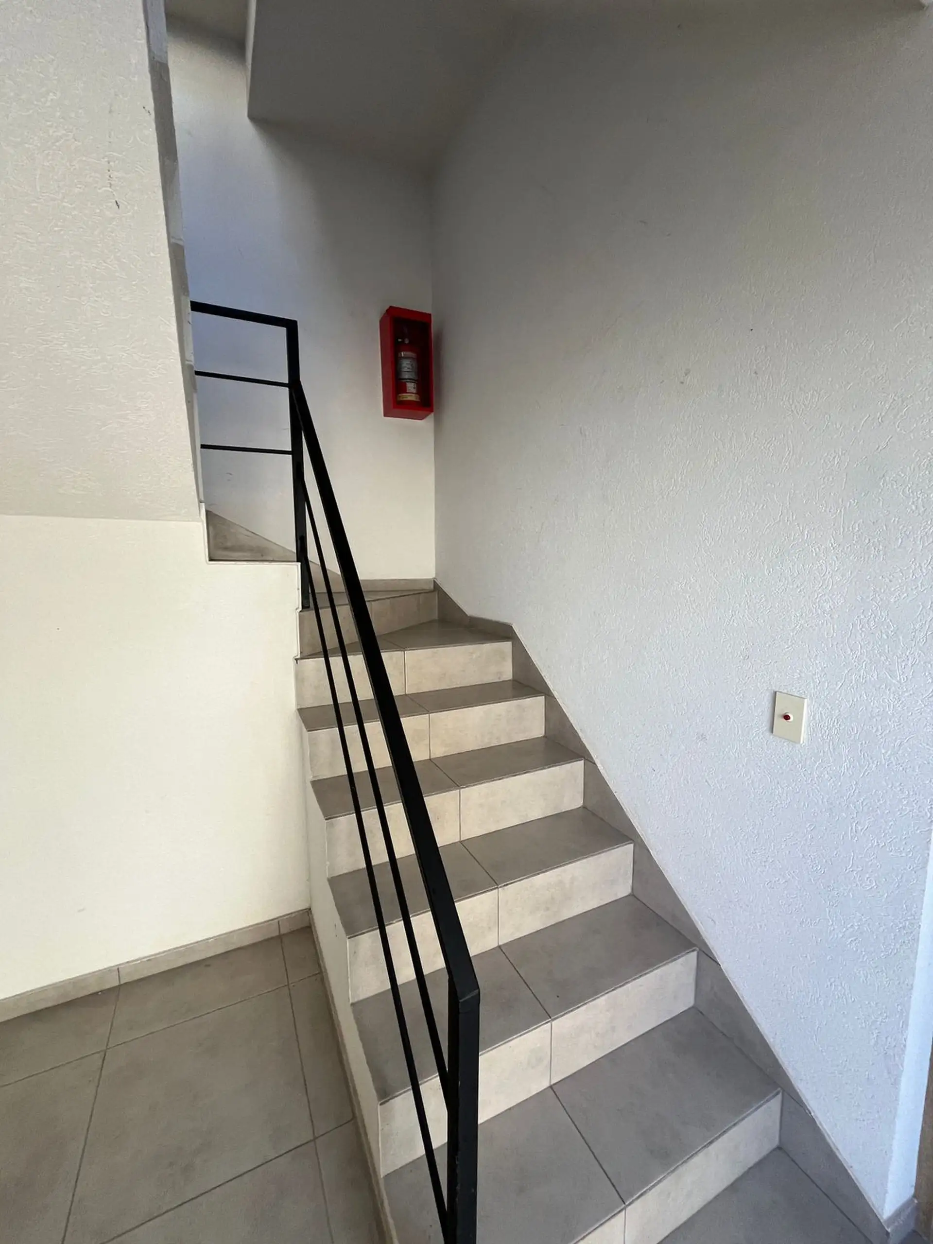 Depto 2 amb de 50 m², 2º piso por escalera, cochera y lavadero — Constitución, Tandil