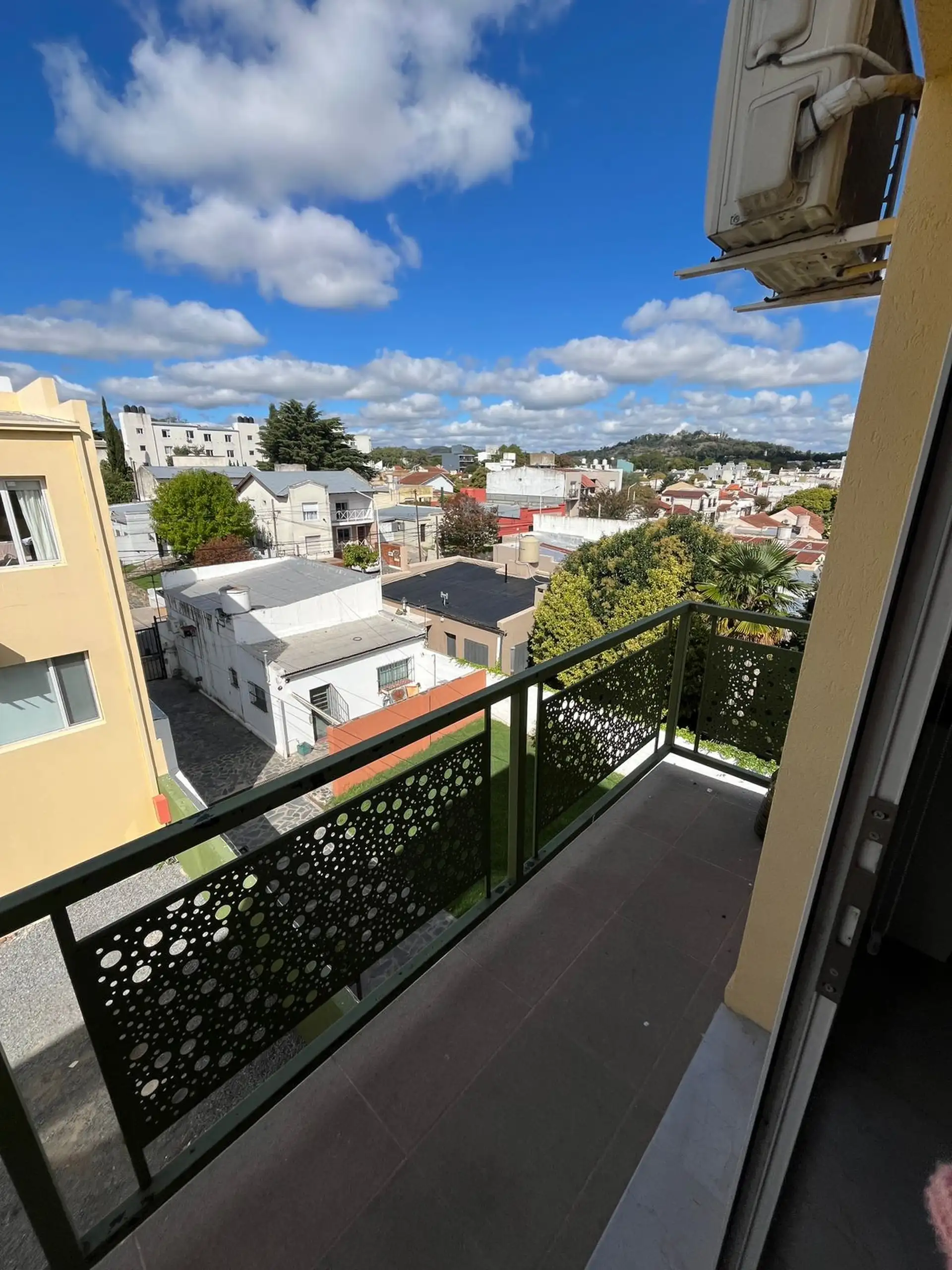 Depto 2 amb de 50 m², 2º piso por escalera, cochera y lavadero — Constitución, Tandil