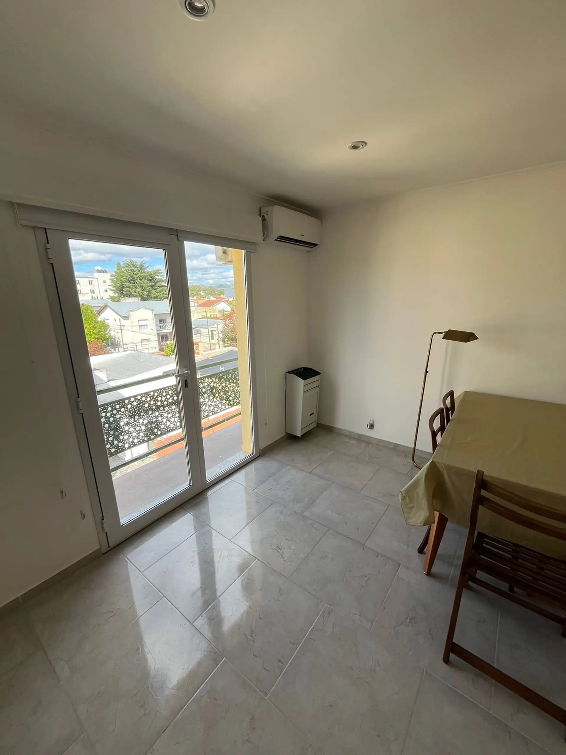 Depto 2 amb de 50 m², 2º piso por escalera, cochera y lavadero — Constitución, Tandil