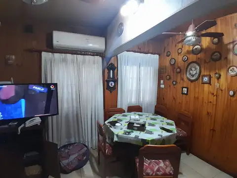 Casa 6 ambientes con 2 baños