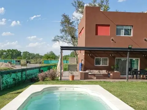 Casa 4 ambientes en venta en Barrio Alvarez del Bosque