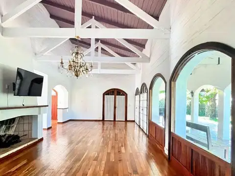 Casa 5 ambientes con 4 baños