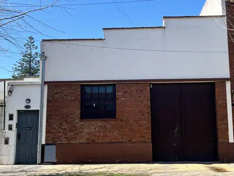 Muy buena casa con Galpón - a 4 cuadras de Hipólito Yrigoyen