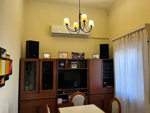 Muy buena casa con Galpón - a 4 cuadras de Hipólito Yrigoyen