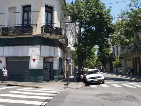 Con Renta Local Doble altura En Esquina Brasil y Saenz Peña