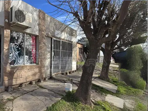 CASA CON LOCAL