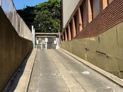 VENTA COCHERA CUBIERTA EN VILLA LURO