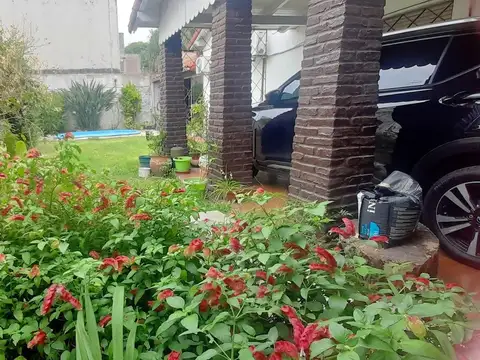 Venta Casa 5 amb con pileta Jardin Parrilla cochera en Castelar