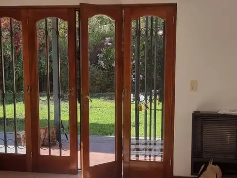 Casa 8 ambientes con 4 baños
