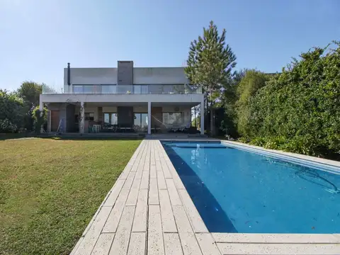 Casa en Venta con 2 cocheras