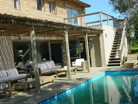 Casa en Alquiler Temporal con 2 cocheras