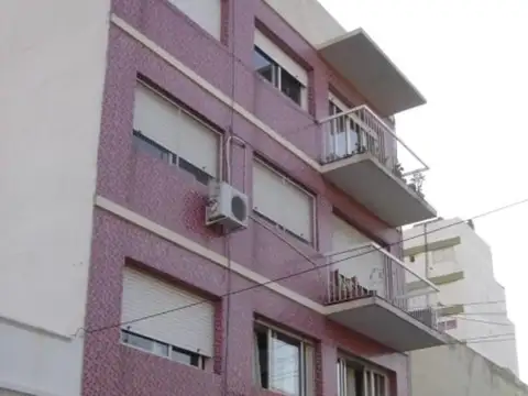 3 ambientes al frente con balcón