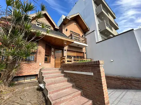 VENTA CASA 6 AMBIENTES CON GARAGE EN BERNAL