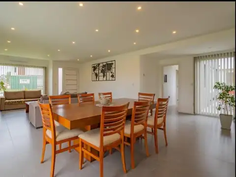 Venta Casa 4 ambientes con Piscina. Barrio Privado Tierra y Mar