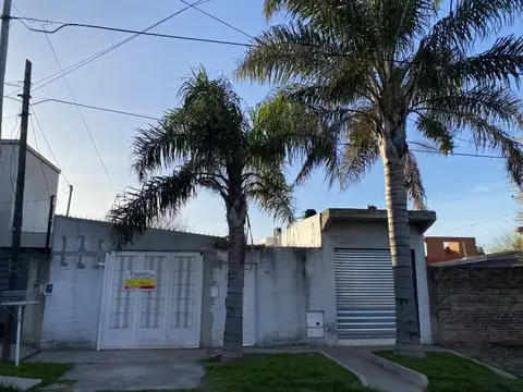 Vivienda al fondo con Local al Frente