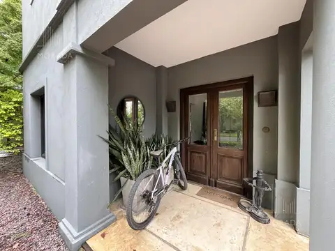 Casa en Alquiler con 5 cocheras