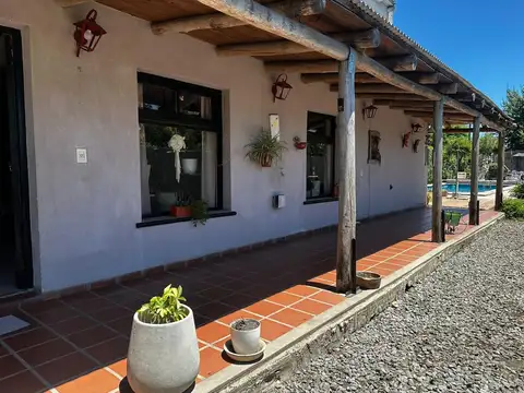 CasaQuinta en Venta/Permuta - Estilo Campo, Piscina y Parque