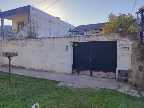 CASA EN DOS PLANTAS!! con jardin sobre Ruta 202