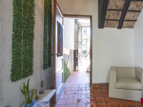 Depto de pasillo en venta zona centro con patio